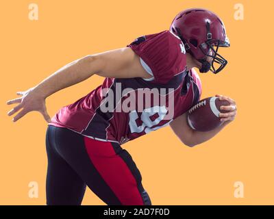 American Football Spieler laufen mit dem Ball Stockfoto