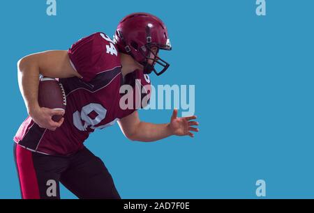 American Football Spieler laufen mit dem Ball Stockfoto