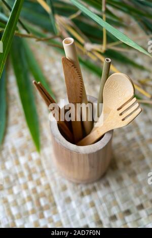 Eine biologisch abbaubare Satz von Holz- Utensilien in den Philippinen aus nachhaltigen Quellen aus Bambus gemacht. Stockfoto