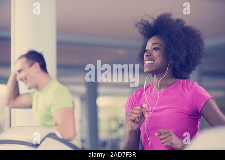 Menschen exercisinng ein Cardio am Laufband Stockfoto