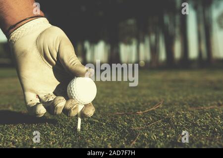 Nahaufnahme der Golf Spieler Hand Ball auf T-Stück Stockfoto