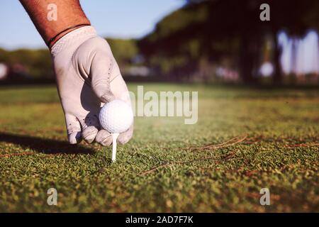 Nahaufnahme der Golf Spieler Hand Ball auf T-Stück Stockfoto