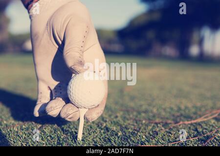 Nahaufnahme der Golf Spieler Hand Ball auf T-Stück Stockfoto