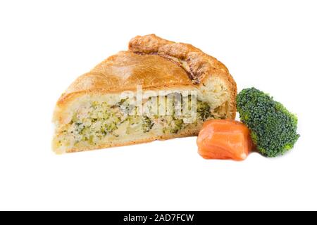 Torte mit Fisch und Brokkoli. Auf weissem Hintergrund Stockfoto