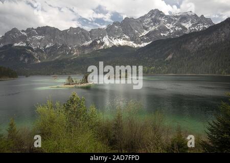 Eibsee im Frühjahr mit Blick auf Zugspitze Stockfoto