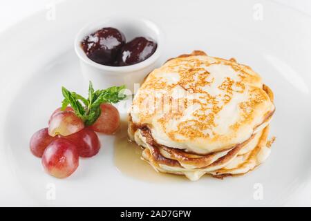 Pfannkuchen auf einer weißen Platte. Stockfoto