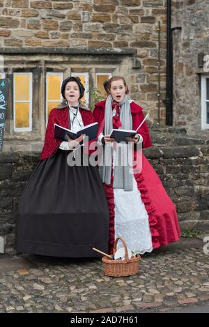 Im viktorianischen Stil gekleidet Straße Sänger, Grassington Dickensian Festival, North Yorkshire. Stockfoto