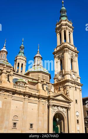 Die Basilika Unserer Lieben Frau von Pilar in Saragossa während der Tageszeit, Spanien Stockfoto