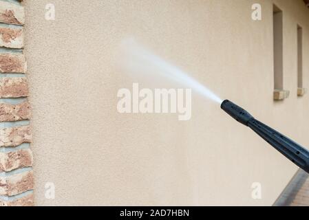 Energie Reinigung der Wand - die Reinigung der Fassade des Hauses Stockfoto