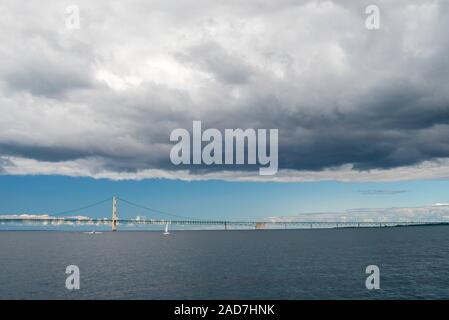 Ansicht der Mackinac Bridge von einem Boot am Lake Huron; St. Ignace, Michigan, USA. Stockfoto