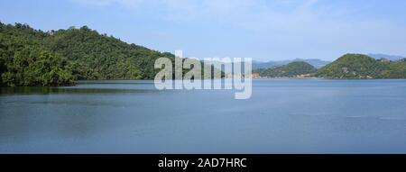 Morgen im Majhjkuna, Nepal. Blick auf den See Begnas, Landschaft in der Nähe von Pokhara. Stockfoto