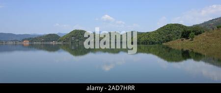 Begnas See, schöner Platz zum Schwimmen. See in der Nähe von Pokhara, Nepal. Grüne Hügel auf dem Wasser widerspiegeln. Stockfoto