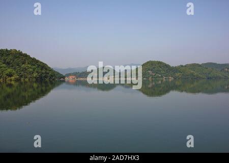 Hügel von grünen Wald in Nepal Begnas See, widerspiegelt. Stockfoto