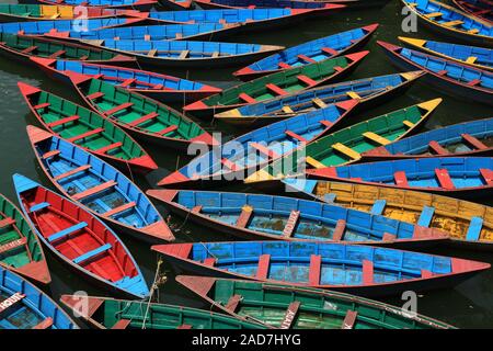 Hellen Holz Ruderboote in Nepal. Stockfoto