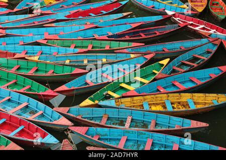 Mehrfarbige Ruderboote auf Fewa See, Pokhara. Stockfoto