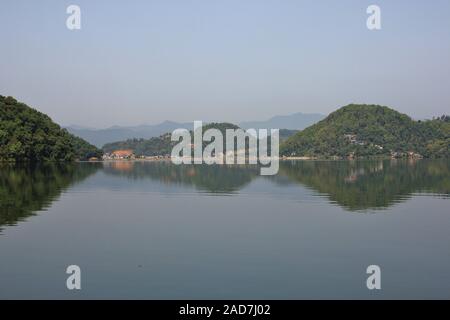 Hügel von grünen Wald in Nepal Begnas See, widerspiegelt. Ruhigen morgen. Stockfoto