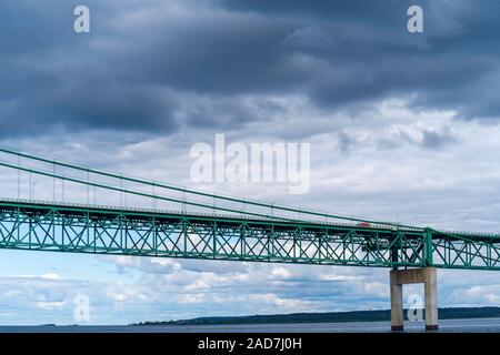 Ansicht der Mackinac Bridge von einem Boot am Lake Huron; St. Ignace, Michigan, USA. Stockfoto