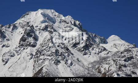 Mount Naya Kanga und Baden Powell Peak nach neuen Schnee fallen. Blick von Tserko Ri, Langtang National P Stockfoto