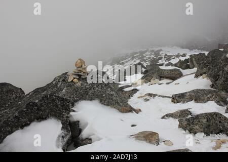 Cairn der Weg an die Spitze der Tserko Ri mount Kennzeichnung, Langtang National Park. Bergrücken auf einer fo Stockfoto