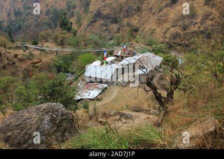 Suspension Bridge und kleinen Hotels in Domen, Langtang Nationalpark, Nepal. Stockfoto