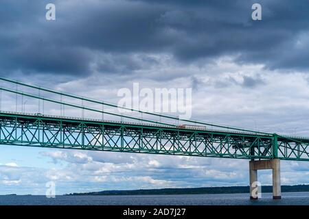 Ansicht der Mackinac Bridge von einem Boot am Lake Huron; St. Ignace, Michigan, USA. Stockfoto