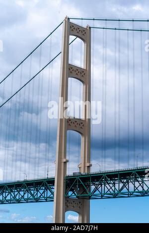 Ansicht der Mackinac Bridge von einem Boot am Lake Huron; St. Ignace, Michigan, USA. Stockfoto