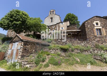 Kirche im Bergdorf Zinken in den Cevennen, Frankreich Stockfoto