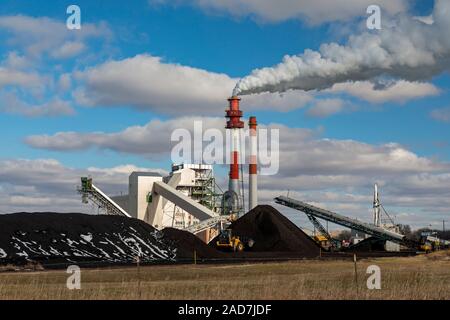 Sidney, Montana - ein Kohlekraftwerk durch Montana-Dakota Utilities Co., eine Tochtergesellschaft der MDU Resources Group betrieben. Stockfoto