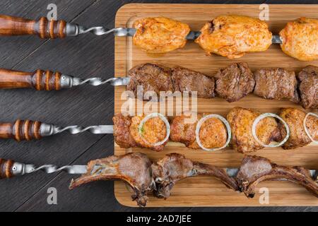 Verschiedene Kebabs auf dem Board. Stockfoto