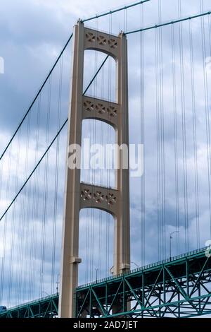 Ansicht der Mackinac Bridge von einem Boot am Lake Huron; St. Ignace, Michigan, USA. Stockfoto