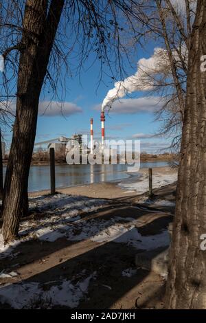 Sidney, Montana - ein Kohlekraftwerk durch Montana-Dakota Utilities Co., eine Tochtergesellschaft der MDU Resources Group betrieben, an den Ufern des Yellowst Stockfoto