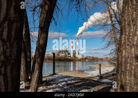 Sidney, Montana - ein Kohlekraftwerk durch Montana-Dakota Utilities Co., eine Tochtergesellschaft der MDU Resources Group betrieben, an den Ufern des Yellowst Stockfoto