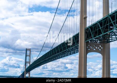 Ansicht der Mackinac Bridge von einem Boot am Lake Huron; St. Ignace, Michigan, USA. Stockfoto