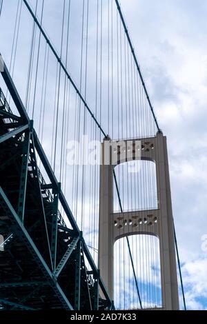 Ansicht der Mackinac Bridge von einem Boot am Lake Huron; St. Ignace, Michigan, USA. Stockfoto