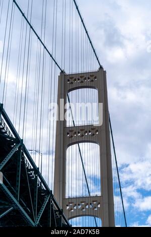 Ansicht der Mackinac Bridge von einem Boot am Lake Huron; St. Ignace, Michigan, USA. Stockfoto