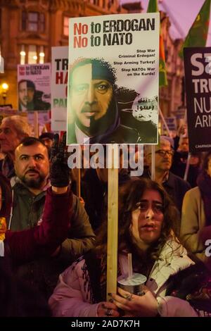 London, Großbritannien. 3. Dezember 2019. Eine große Volksmenge hören Reden in Trafalgar Square gegen die Trumpf Besuch in Großbritannien und der NATO protestieren. Unter ihnen waren die Verteidiger des NHS gegen die Privatisierung und die Öffnung zu uns medizinischen Gesellschaften und Medikamente preiswert, Kurden gegen Erdogan Invasion der kurdischen Gebieten Syriens, protestierten die Demonstranten gegen die Trümpfe, die Unterstützung Israels gegen die Palästinenser und gegen seine Förderung und Unterstützung für den Putsch gegen die demokratisch gewählte Regierung Boliviens und die Angriffe auf die indigene Bevölkerung. Peter Marshall / alamy Leben Nachrichten Stockfoto