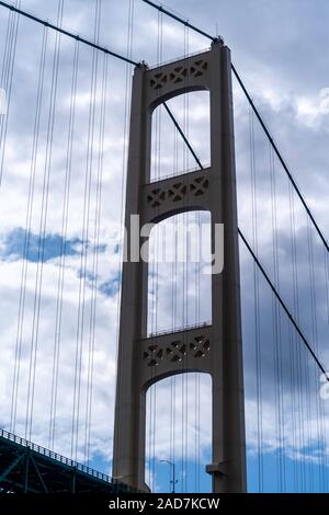 Ansicht der Mackinac Bridge von einem Boot am Lake Huron; St. Ignace, Michigan, USA. Stockfoto