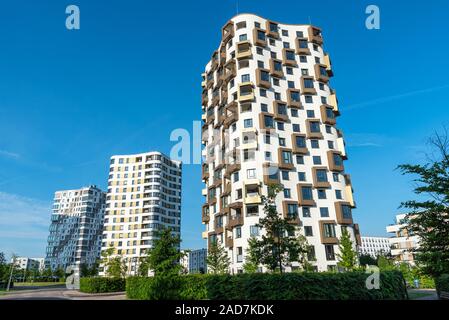 Modernes hohes Apartmentgebäude in München gesehen, Deutschland Stockfoto