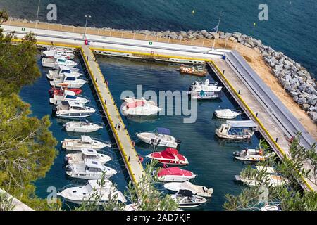 Yacht Club mit einer großen Anzahl von Booten, Yachten, Segelboot Stockfoto