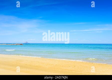 Europäische Sandstrand und das blaue Meer. Mar Menor. Spanien Stockfoto