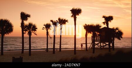 USA, Florida Keys, St Armands, Lido Beach, Golf von Mexiko, den Sonnenuntergang über dem Meer. Stockfoto