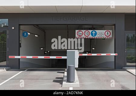 Die Ein- und Ausfahrt der Tiefgarage auf dem Messegelände in Frankfurt am Main, Deutschland Stockfoto