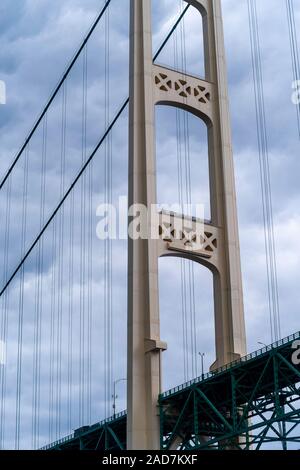 Ansicht der Mackinac Bridge von einem Boot am Lake Huron; St. Ignace, Michigan, USA. Stockfoto