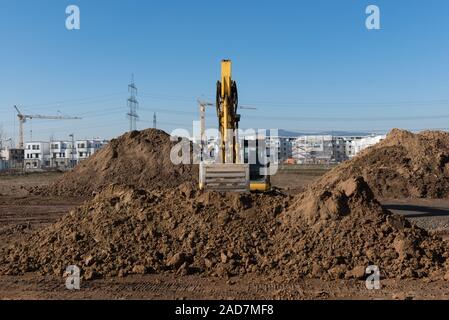 Gelber Radlader in Ruhe auf der Baustelle Stockfoto