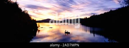 Sonnenuntergang über einem See, Saranac Lake, Adirondack Mountains, New York State, USA Stockfoto