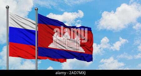 Russland und Kambodscha Fahne im Wind gegen Weiße bewölkt blauer Himmel zusammen. Diplomatie Konzept, internationale Beziehungen. Stockfoto