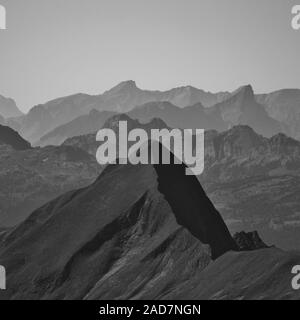 Berge im Berner Oberland, Blick vom Mount Brienzer Rothorn. Scharfe Kante des Mount Tannhorn. Stockfoto