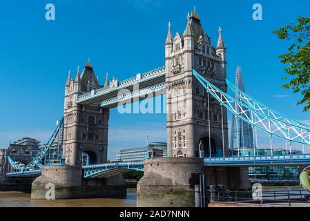 Die berühmte Tower Bridge in London an einem sonnigen Tag Stockfoto