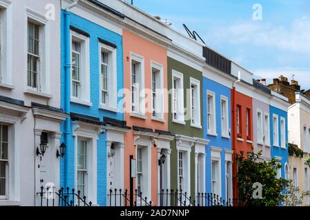 Bunte serielle Häuser in Notting Hill, London gesehen Stockfoto