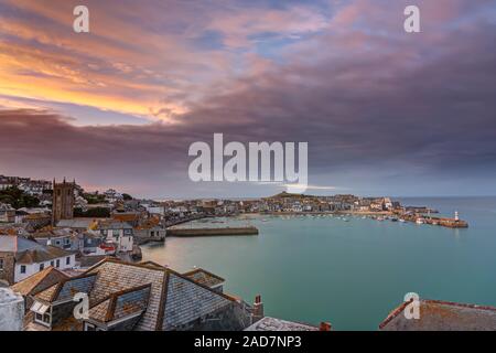 Dämmerung an der schönen Küstenstadt St. Ives in Cornwall, England Stockfoto